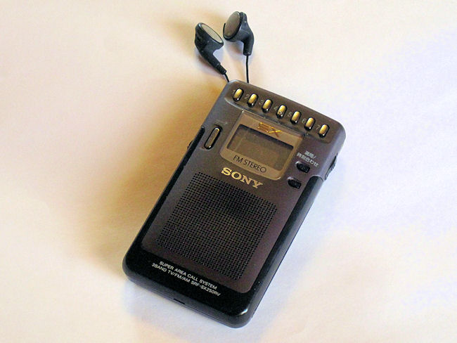 今では珍しいコンパクトな３バンドラジオ ＳＯＮＹ SRF-R633V