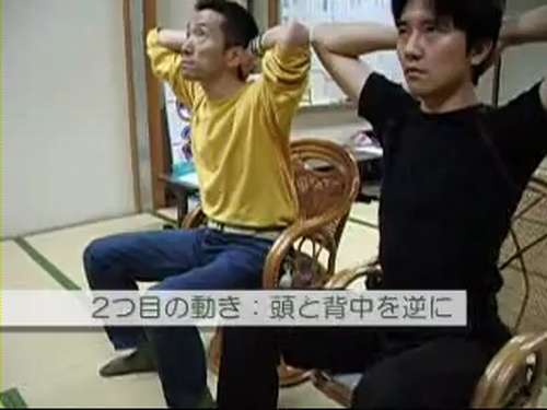 あべこべ体操2−1頭を上げるときに背中を丸める あべこべ体操2−1頭を上げるときに背中を丸める
