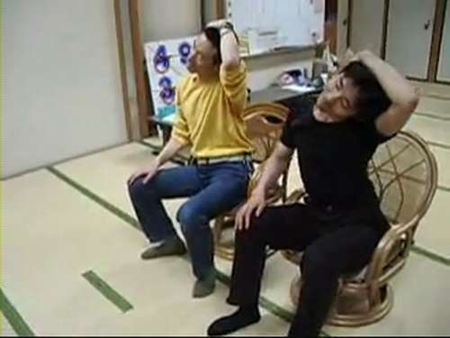 あべこべ体操3−4頭を左に傾けて右のお尻を上げる あべこべ体操3−4頭を左に傾けて右のお尻を上げる