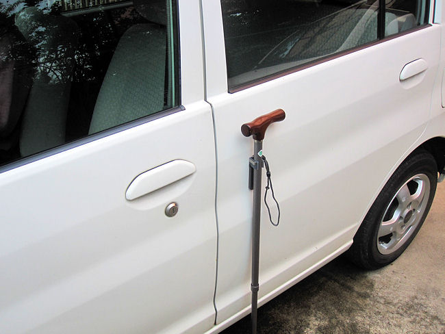 磁石を使って杖を車のボディーに立て掛ける 磁石を使って杖を車のボディーに立て掛ける