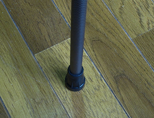 体重をかけて杖先ゴムを押し込む 体重をかけて杖先ゴムを押し込む