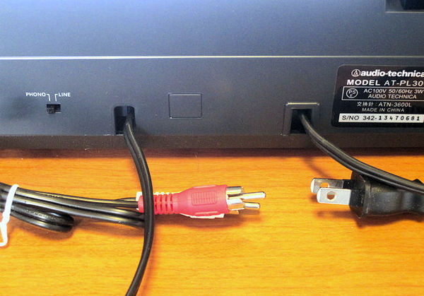 今では珍しいコンパクトな3バンドラジオ SONY SRF-R633V