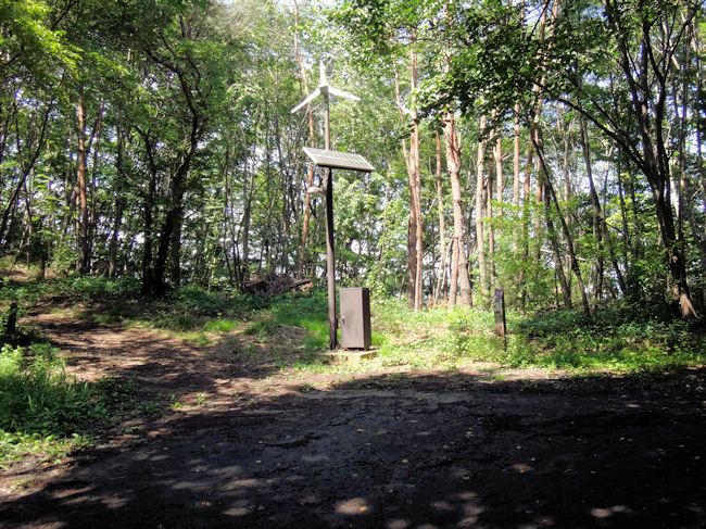 福島市・信夫山(しのぶやま)の烏ヶ崎展望デッキ(分岐地点には外灯あり).jpg